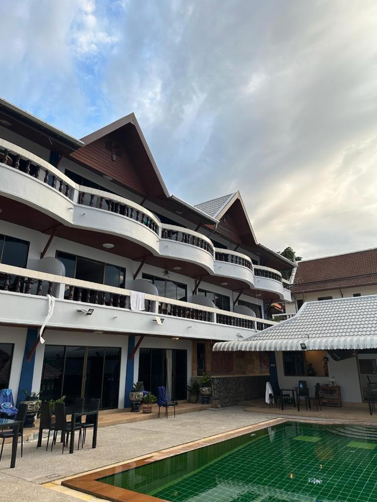 Aksarai Hotel Patong Экстерьер фото