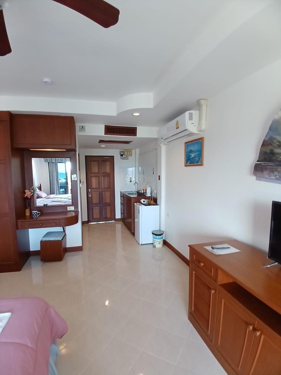 Aksarai Hotel Patong Экстерьер фото