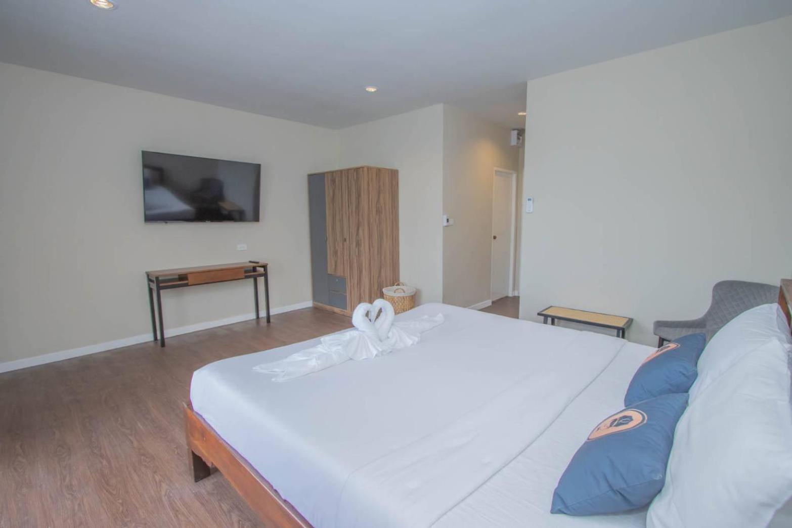 Aksarai Hotel Patong Экстерьер фото